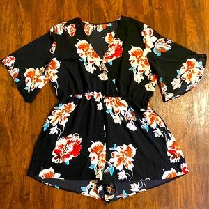 Size large floral romper, never worn great condition!